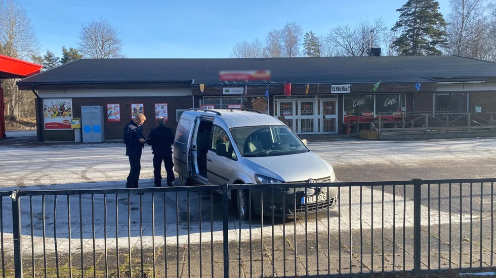 Polisens tekniker var på plats i Igelfors under måndagsförmiddagen efter att det varit inbrott hos Handlarn.