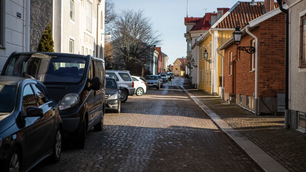 Kråkegatan är en av de platser i Vadstena som får nya parkeringsregler.