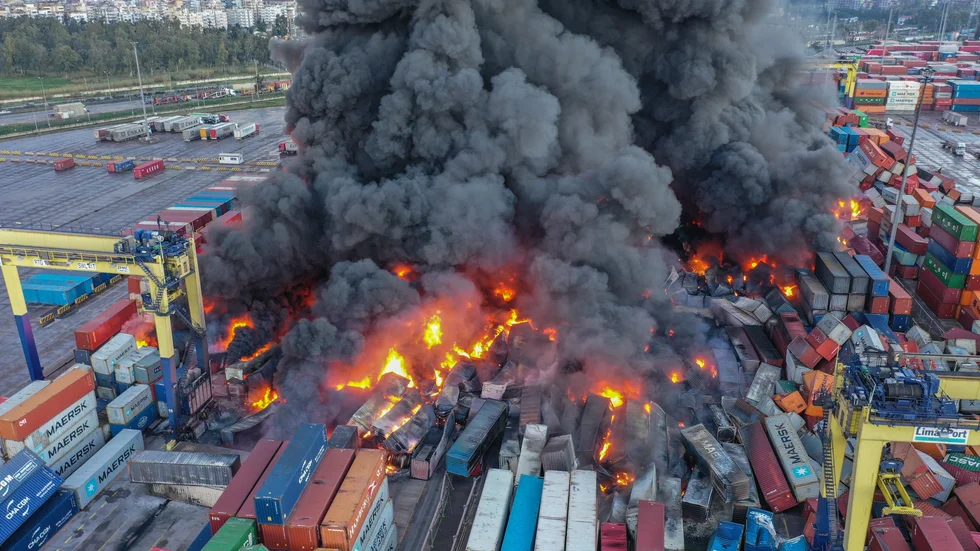 Hamnen i turkiska Iskenderun har drabbats av en kraftig containerbrand efter gårdagens jordbävning.