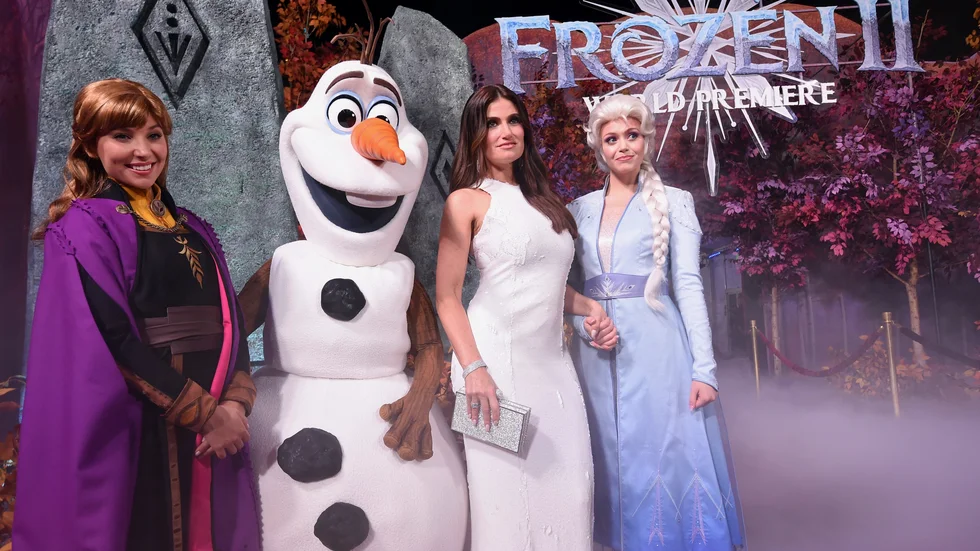 Idina Menzel (tredje från vänster) poserar med figurerna Anna, Olof och Elsa vid världspremiären för "Frost 2" 2019. Arkivbild.