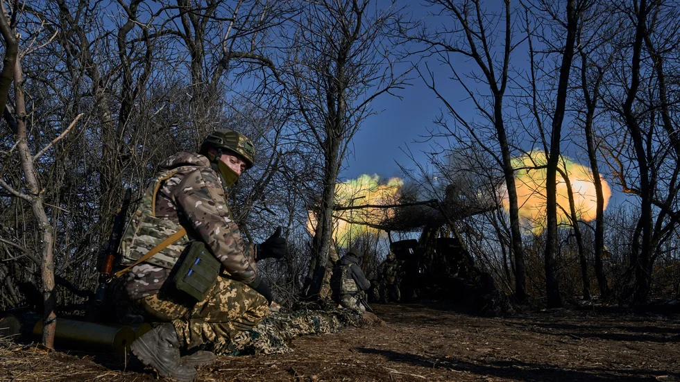 Ukrainska soldater vid fronten nära Bachmut i Donetsk under onsdagen.