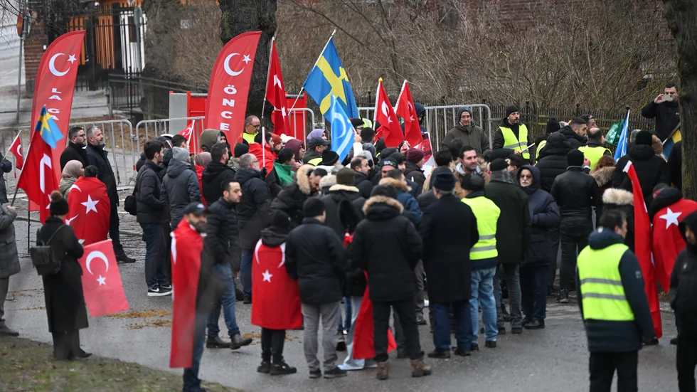 En pro-turkisk organisation demonstrerar utanför Turkiets ambassad i samband med extremistens Rasmus Paludans koranbränning. Arkivbild.