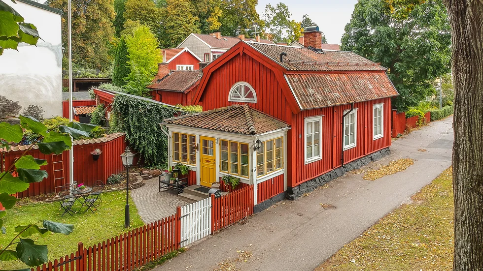 Bostadshuset bredvid Allhelgona kyrka är nu ute till försäljning.
