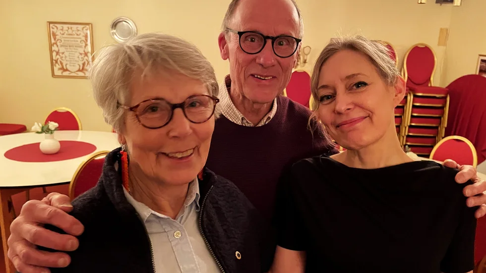 "Vi blir gärna fler", säger Ebba Fallenius och Anna Lindström som här flankerar klubbens president Jan-Erik Sandberg.