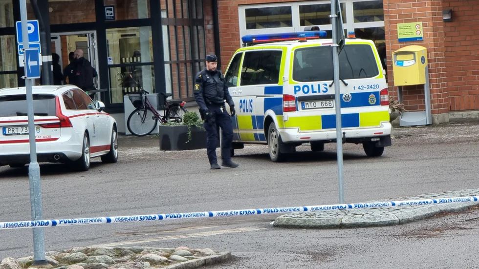 Huvudentrén vid Vrinnevisjukhuset spärrades av efter fritagningen av den dömde brottslingen.