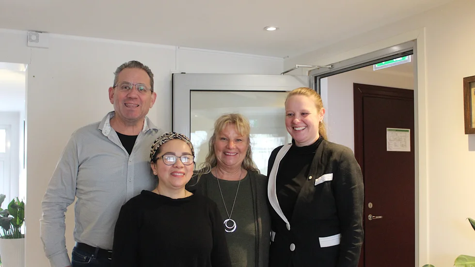Thi Nguyen, som driver hotellet nu, med Michael Carlsson, Pernilla Eriksson och Maria Linnér på bakre raden.