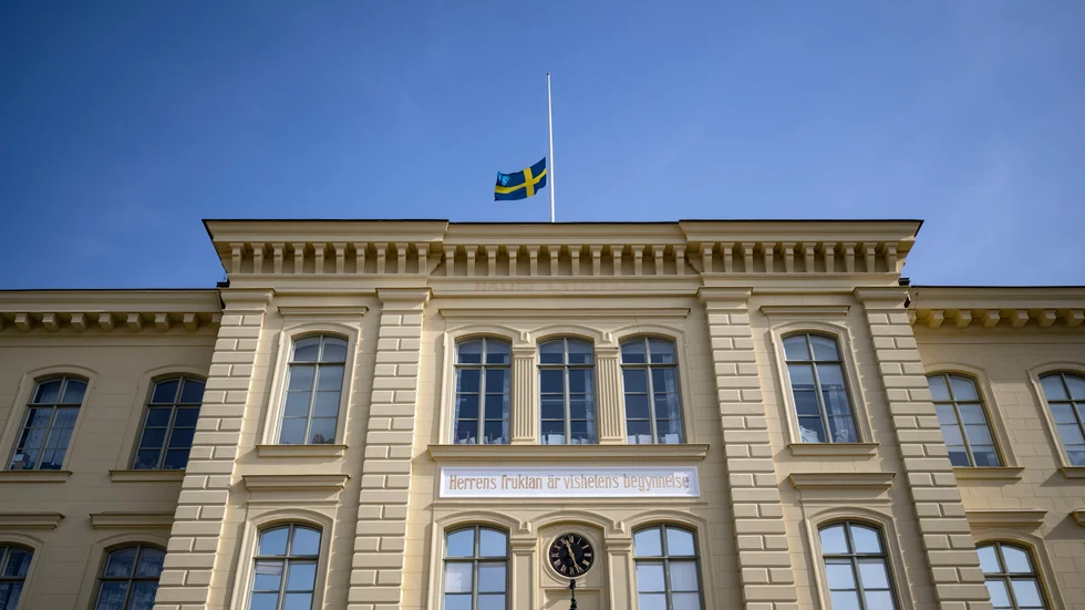 Flagga på halv stång på Latinskolan i Malmö den 22 mars, dagen efter att två lärare mördats av en elev. Arkivbild.