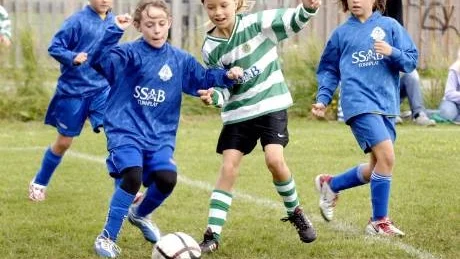 Giffarnas 2-0-skytt Julia Ekström i närkamp med LSK-spelare.
Foto: Berndt Dimeus