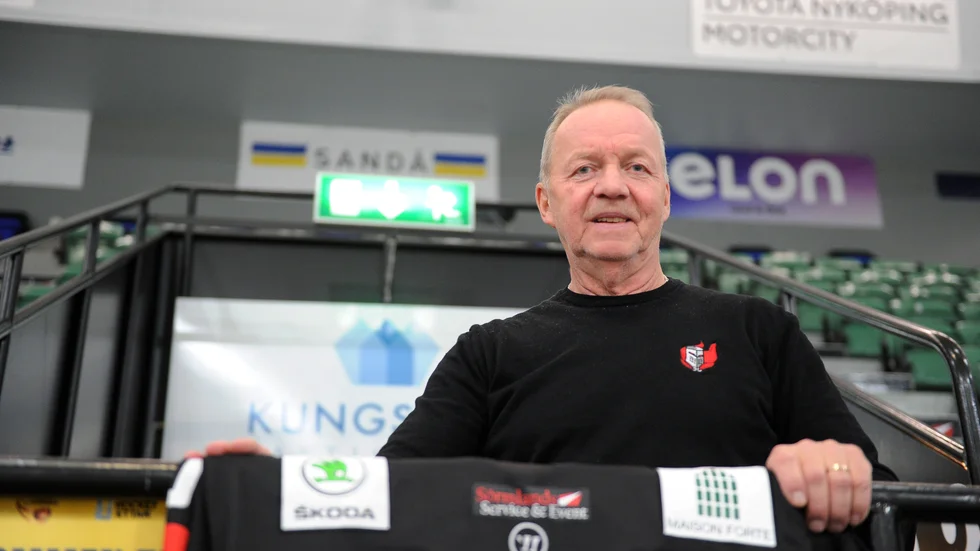 "Du får väl med några av skyltarna här bakom?" Lenny Eriksson jobbar nu med att ge Nyköpings SK en starkare organisation något som på sikt även ska kunna ge framgångar på isen. På söndag möter NSK topplaget Visby hemma.