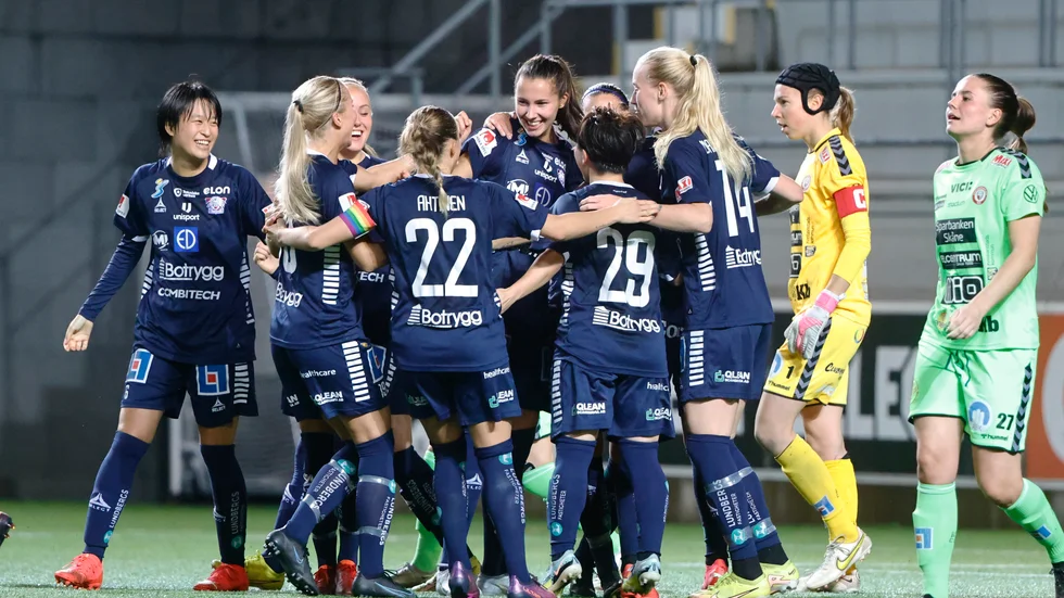 Linköpings Nellie Karlsson (#17, mitten) jublar med lagkamraterna efter sitt 2-0-mål 