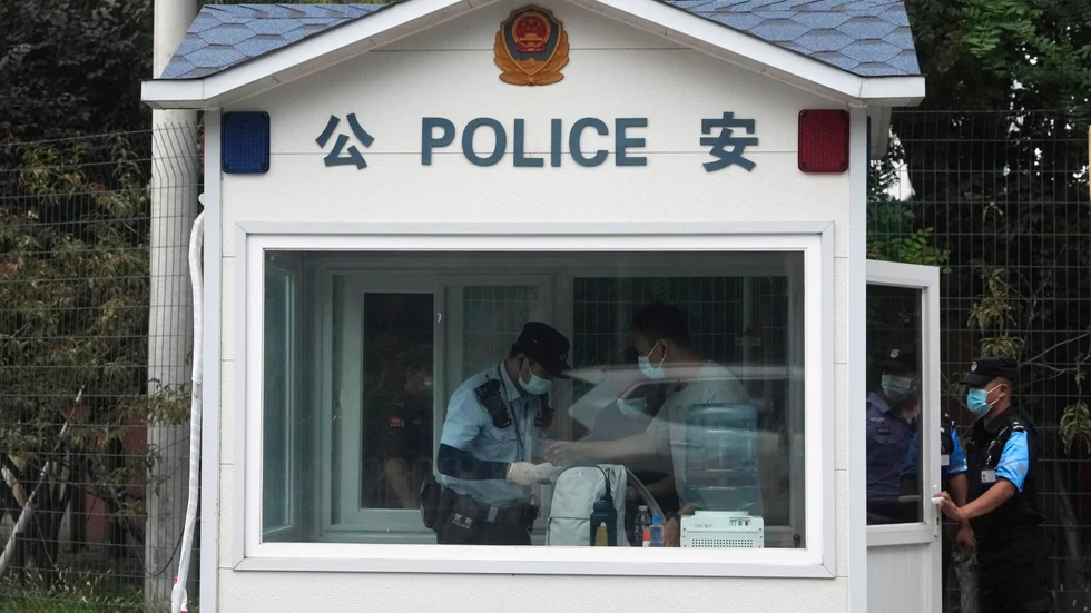 Kinesiska poliser i närheten av USA:s ambassad i Peking. Poliserna på bilden har inget med artikeln att göra.