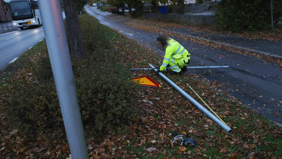 Efter ett anonymt tips till Trafikverket kunde den lokala entreprenören återställa väjningsskylten vid korsningen mellan Lånestavägen och Stationsvägen.