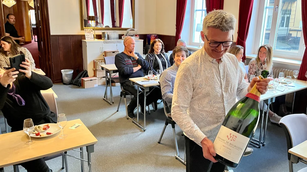 Erik Grödahl, ordförande i Munskänkarna Piteåsektionen, höll i en champagneprovning med en sexlitersflaska.