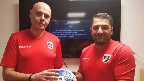 Aziz Halimi (till höger) är klar som ny tränare i division 3-nykomlingen Eskilstuna FC tillsammans med Noki Baic.