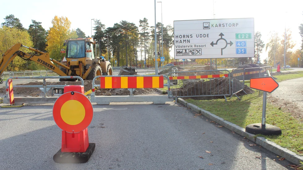 Vägarbetet vid Willys i Västervik, på gatan Kroken, handlar om grävning för att komma åt ett antal elkablar.