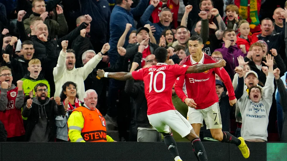 Manchester Uniteds Cristiano Ronaldo, till höger, firar med Marcus Rashford efter sitt 3–0-mål mot Sheriff i Europa League.