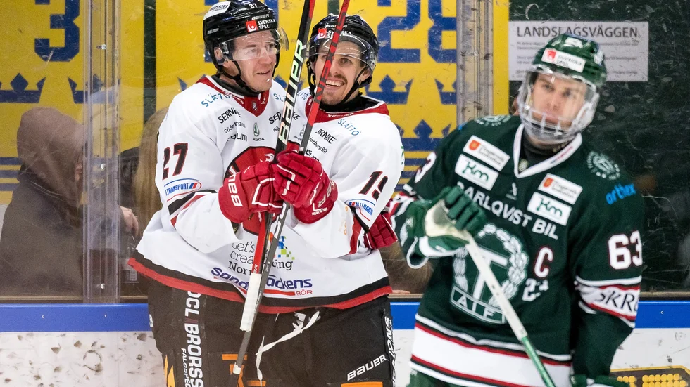 Jens Holmström, till höger, assisterade till Sebastian Benkers båda mål.