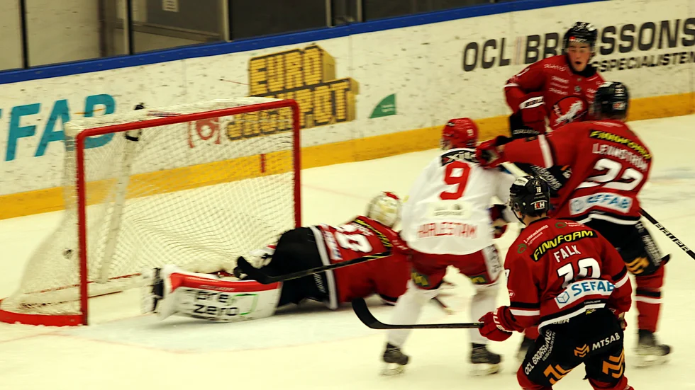 Adam Ohre får se en av tre puckar trilla in bakom sig. Men Vita Hästen kom tillbaka, hämtade upp tremålsunderläget innan Almtuna avgjorde i förlängningen.
