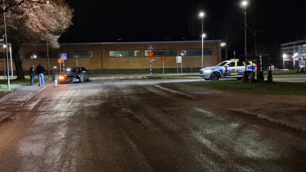 Flera polispatruller ryckte ut till Pryssgårdsparken där den krockskadade bilen till slut hittades.