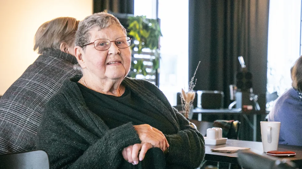 Gunna Olofsson, 84, håller humöret upp. Ingen mening med att klaga, tycker hon. En bit in i januari hoppas hon åter få flytta in i sin lägenhet.