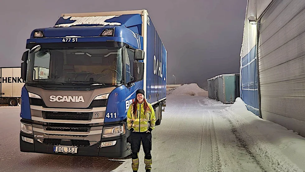 Evelina Nyström på nya jobbet. Hade inte hon fått stöd av av Omställningsfonden hade hon fått bekosta utbildningen till yrkeschaufför själv. "Deras hjälp är ovärderlig."