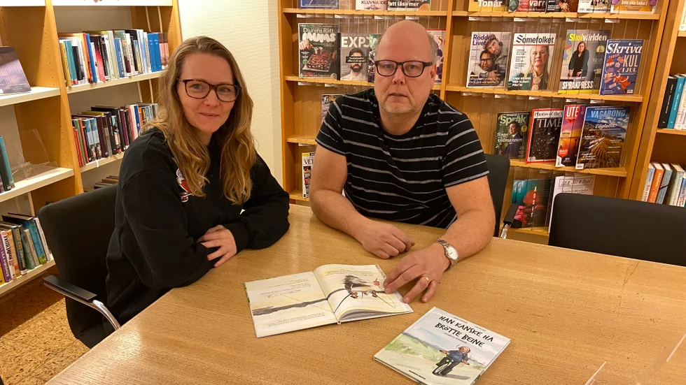 Sara Nilsson och Jörgen Lindström är glada över den stora efterfrågan som varit på boken som utkom lagom till julhandeln. "Jag hoppas att boken kan hjälpa till att bevara dialekten pitemål i Pite älvdal och sprida kunskapen vidare", säger Jörgen Lindström.