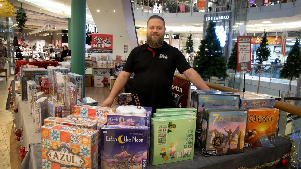 Joakim Lundgren, ägare av Café på bit, har haft bra tryck på försäljningen av spel i Gallerian. Den ofrivilliga flytten efter branden har inneburit att han har utvecklat sin affärsidé.