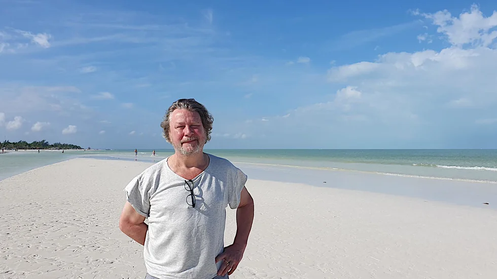 "Stränderna är bland de vackraste jag sett med finkornig sand som närmar sig lera, men som inte är det. Likafullt har det kostat på att få fram dessa paradisiska stränder med skövlad mangrove och stört djurliv, skriver Daniel Söderqvist om ön Holbox, Mexico.