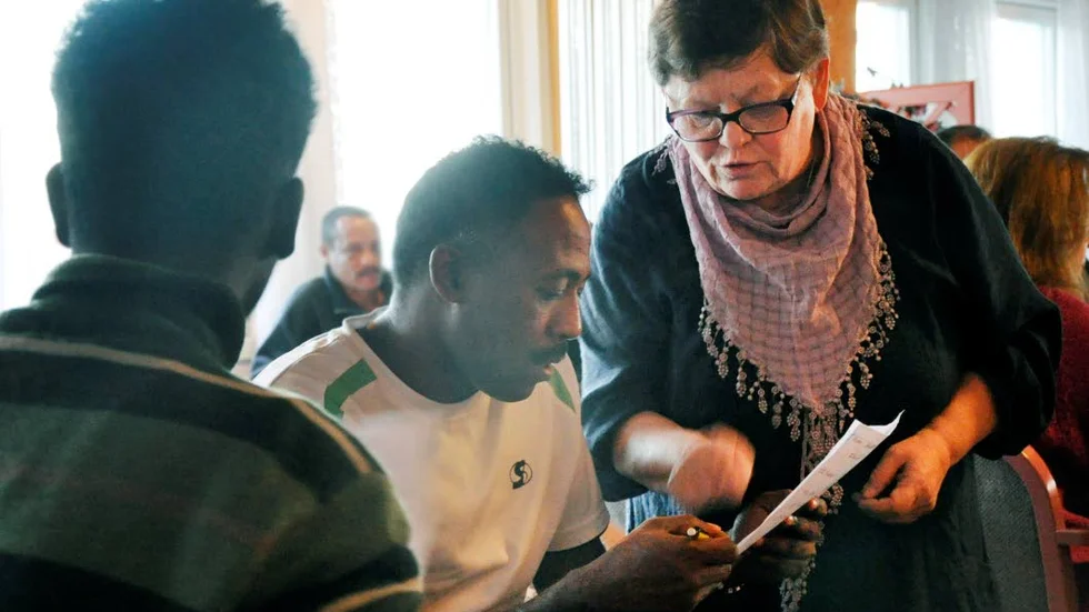 VOKALER ÄR FALLGROPEN. De svenska språkets vokaler är en utmaning konstaterar Berhane Kelatiteklu och Gudrun Kron upprepar den svenska meningen.