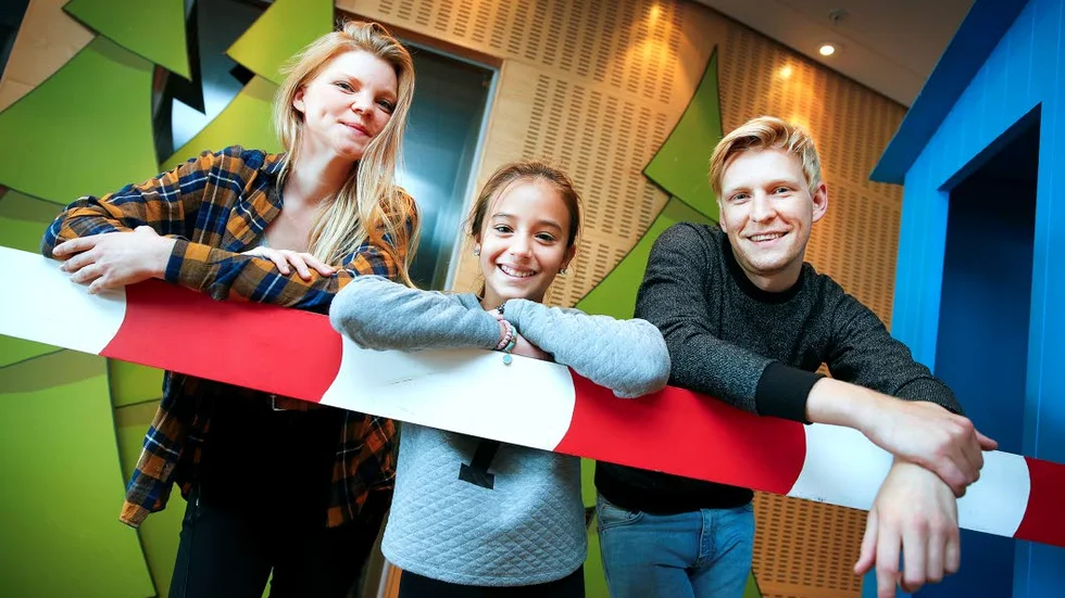 Skådespelarna  Lina Ljungqvist (Kusin Vitamin), Lea Stojanov (Annabell Olsson) och Anton Lundqvist (Krakel Spektakel) på Kulturens hus inför förra veckans Norrbottenspremiär.