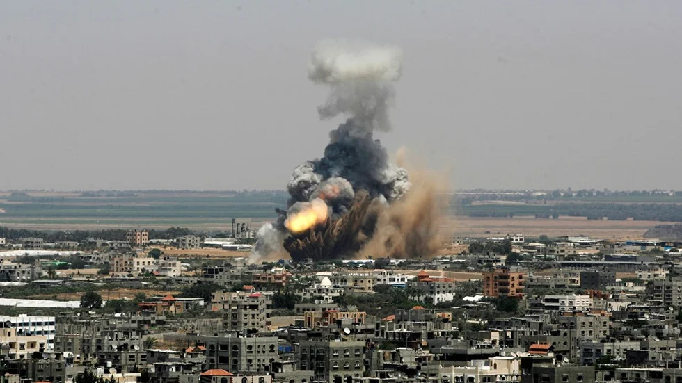 Flygattack. Minst tolv personer dog och 80 skadades i den här israeliska attacken mot Gazaremsan.