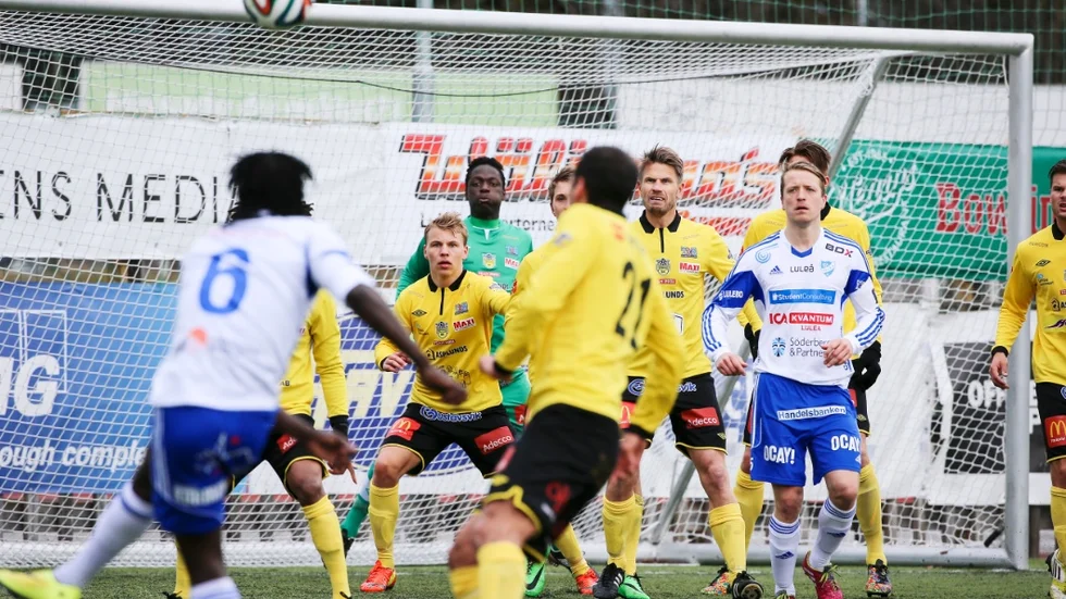Fotboll match luleå ifk boll fotbollsmatch. Division I-möte på Skogsvallen i Luleå ifk luleå mötte forward