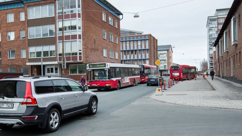 FLYTTAD BUSSHÅLLPLATS. Busshållplatsen på parkeringsplatserna vid Teliahuset flyttades på måndagen närmare Kungsgatan.