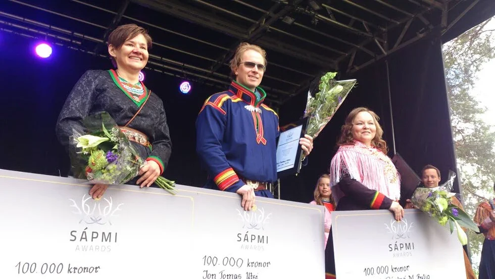 SEGRARE. De vann ära och berömmelse samt 100 000 kronor vardera. Fr v Vaino Persson, bästa renskötare, Jon T Utsi, bästa slöjdaren och Maáret Rávdná M Buljo, bästa kocken.