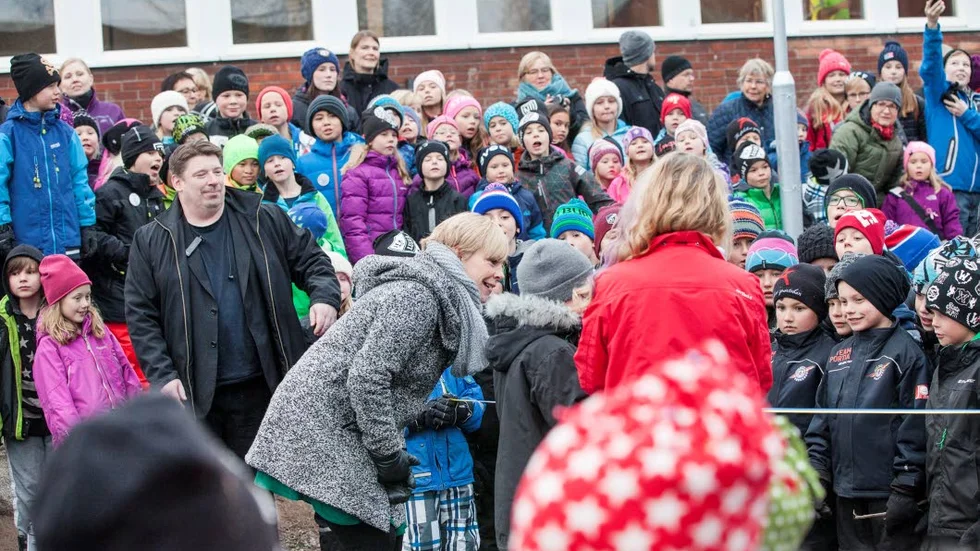SPÄNNING. Alla 470 elever och personalen under ledning av rektorerna Jörgen Lundin och Elisabeth Landström följde med stor spänning klippningen av invigningsbandet på skolgården.