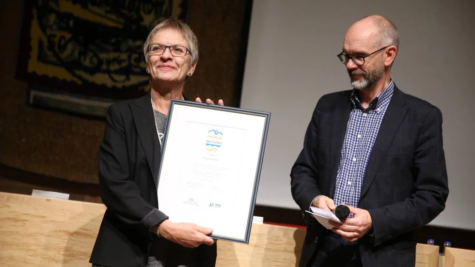 INTERNT PRIS. Folktandvårdens planerare Ulla Isaksson Axhammar fick landstingets interna miljöpris, som delades ut av landstingsdirektör Mats Brännström.