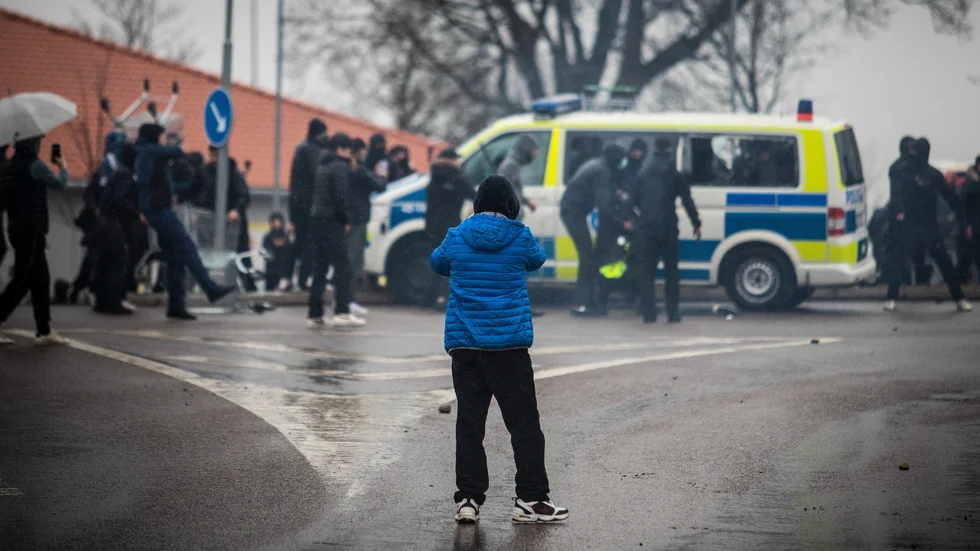 Tre män som dömts för att ha deltagit i upploppet i Skäggetorp den 14 april förra året får en ny rättegång i Göta hovrätt. 