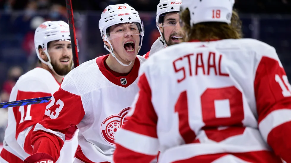 Detroits Lucas Raymond, med nummer 23 på ärmen, bröt sin måltorka när hans lag besegrade Columbus med 4–2. Arkivbild.
