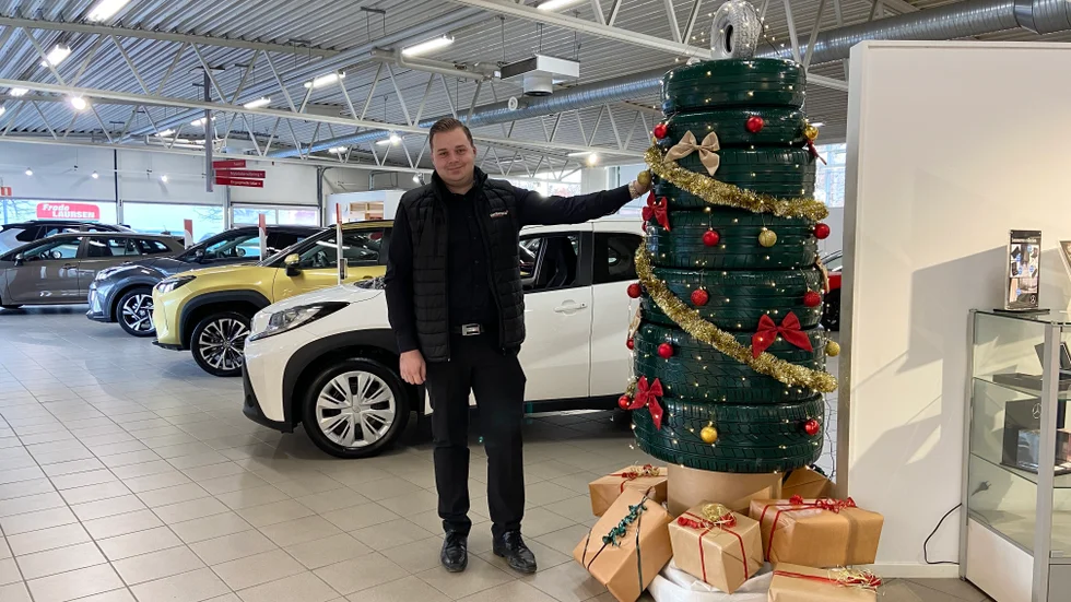 Personalen har tillsammans sprejat, byggt och dekorerat hjulgranen, som nu står grön och grann i bilhallen. Verkstadschef Robin Larsson tycker att det är roligt att företaget har en gran som avspeglar vad de gör.