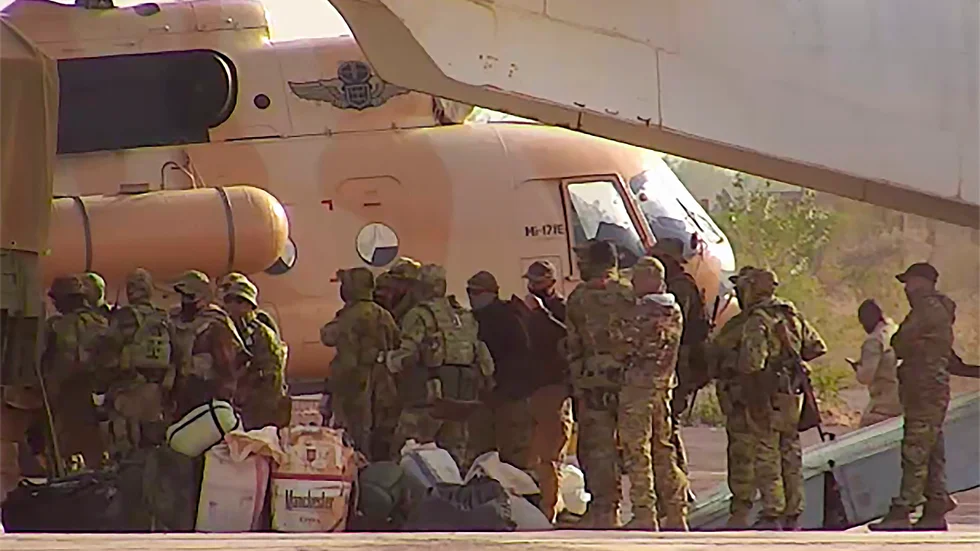 Ryska legosoldater bordar en helikopter i norra Mali. Arkivbild.