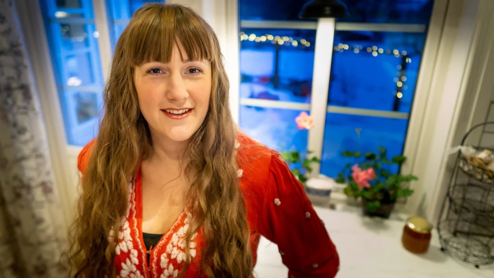 Emma Karlsson bor i Bäcketorp en bit utanför Nyköping. Här har hon fått bygga sitt hus på en del mark som tidigare tillhörde hennes far – som bor nästgårds – och på samma plats där hon själv växte upp.