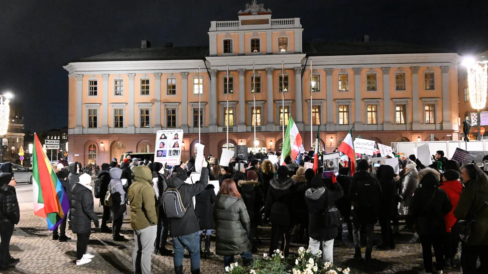 Enligt polisen försökte en del av deltagarna i en demonstration mot regimen i Iran ta sig in i Medelhavsmuseets lokaler.