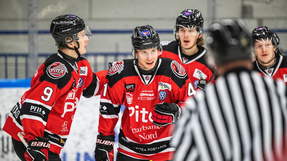 Jacob Sundin (mitten) måste oepreras. 