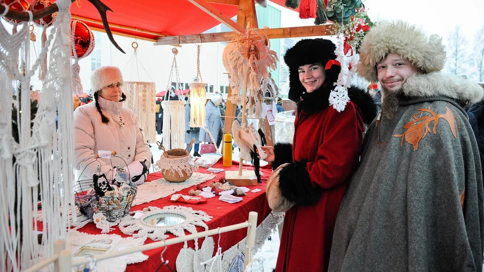Birgitta Andersson sålde makramé som hon skapat själv. Gabriella Svanlund och John Forsmark besökte julmarknaden på Nordanå.