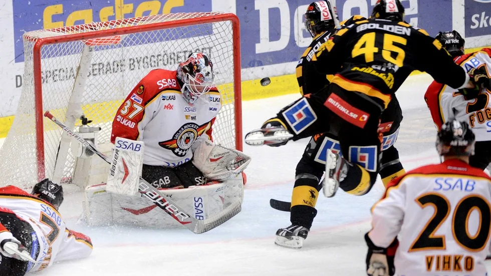 SKELLEFTEÅ 2013-04-13 
Luleås målvakt Johan Gustafsson under final 1 i bäst av 7 mellan Skellefteå och Luleå i SM-slutspelet i ishockey i Skellefteå Kraft arena på lördagen. 
Foto: Fredrik Sandberg / SCANPIX / Kod 10080