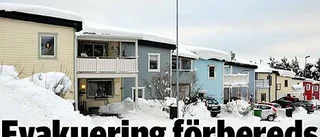 Evakuering förbereds från allvarligt skadat hus