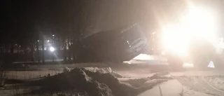 Buss tippade på två hjul