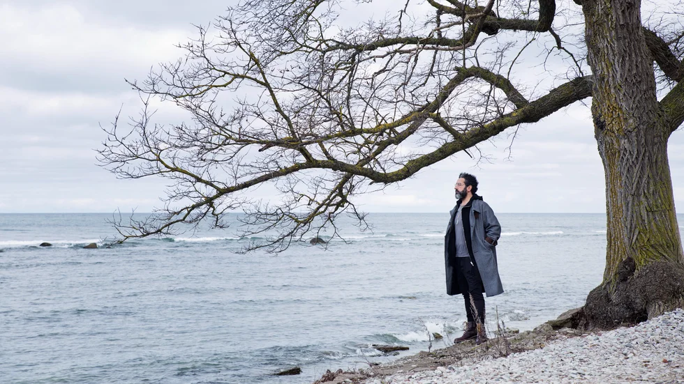 ”Jag kan nästan inte se vad som är sant och inte, det är som att jag har skrivit om min egen riktiga historia”, säger Isa Aouifia, som kommer ut med en roman om en etablerad skådespelare som ändå känner ett utanförskap och söker efter rötterna i kolonialismen, migrationen och kulturen.