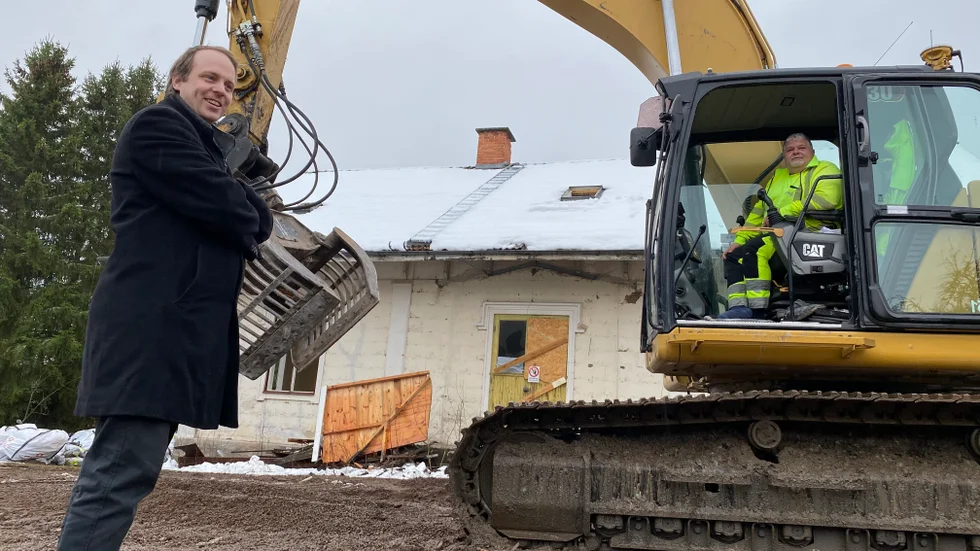 "Du har hunnit med mycket idag", säger Klas Liljestand, mark och exploateringsingenjör på kommunen när han kommer till Åtvids-Torps Norrgård på måndagen. Johan Blomqvist har rivit den högra flygeln och sorterar nu resterna av den.  