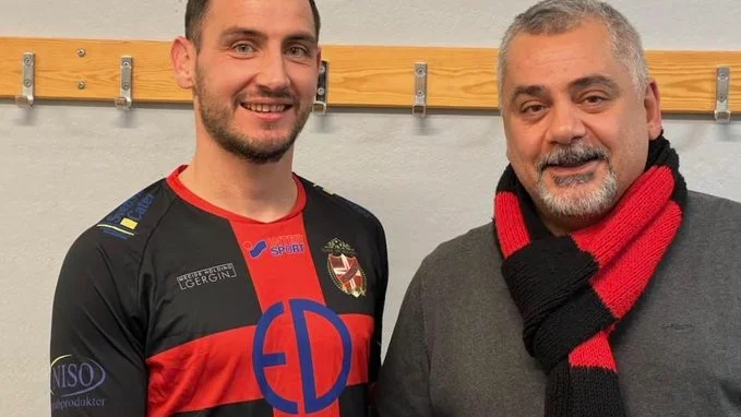 Första nyförvärvet klart. Nikola Tkalcic följer med sportchefen Adnan Ergül till Mamre. 